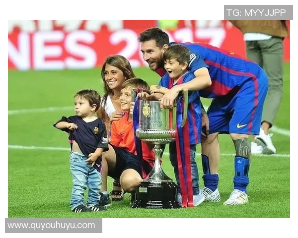 足球明星与女友甜蜜亲吻瞬间展现爱情的美好与温馨 足球明星与女友甜蜜亲吻瞬间展现爱情的美好与温馨